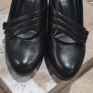 👍 Umberto raffini  Size 38 Leather Mary Jane's Heels.  A10